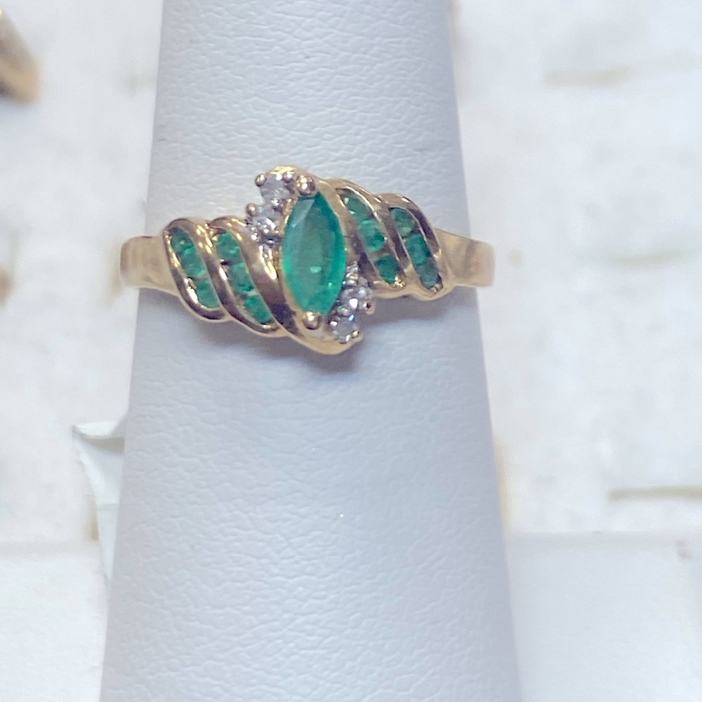 101939 14k yg diam & emerald ring